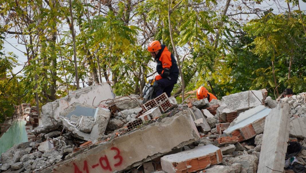 İzmir depreminin 6. yılında 3 ilde 6,7 şiddetinde deprem paniği 2